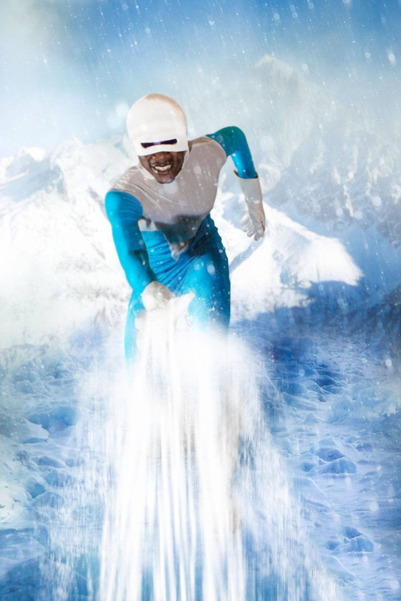 Frozone 桌布 壁紙 — 一位身穿藍色裝備的快樂滑雪板運動員在明亮的藍天下，在白雪覆蓋的山坡上滑過粉雪時大笑。