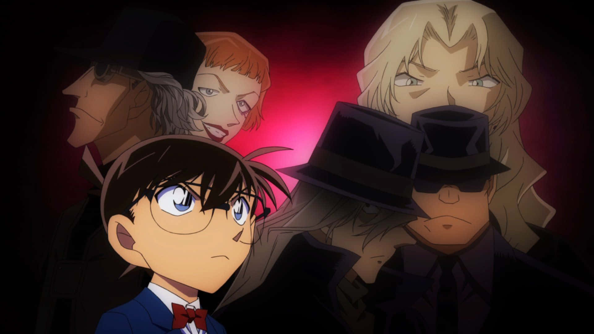 Detective Conan 桌布 壁紙 — 一位身穿藍色西裝、戴紅色領結的年輕偵探，在發光的紅色背景下，被戴黑帽的陰影人物包圍，直視前方。