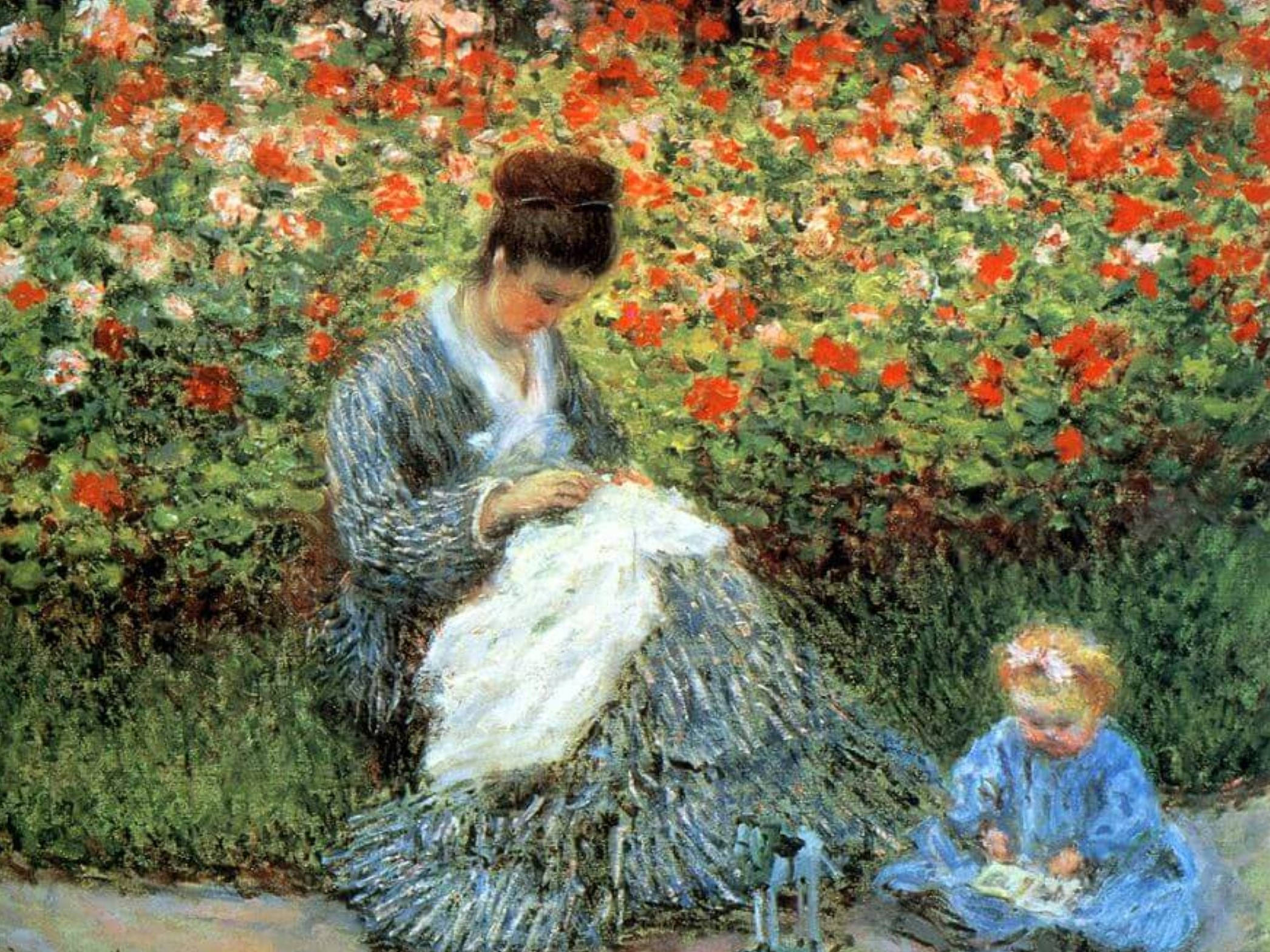Monet 桌布 壁紙 — 一位身穿藍色連衣裙的女子坐在一個開滿紅色和粉紅色花朵的花園裡，旁邊有一個小孩，正在縫紉。