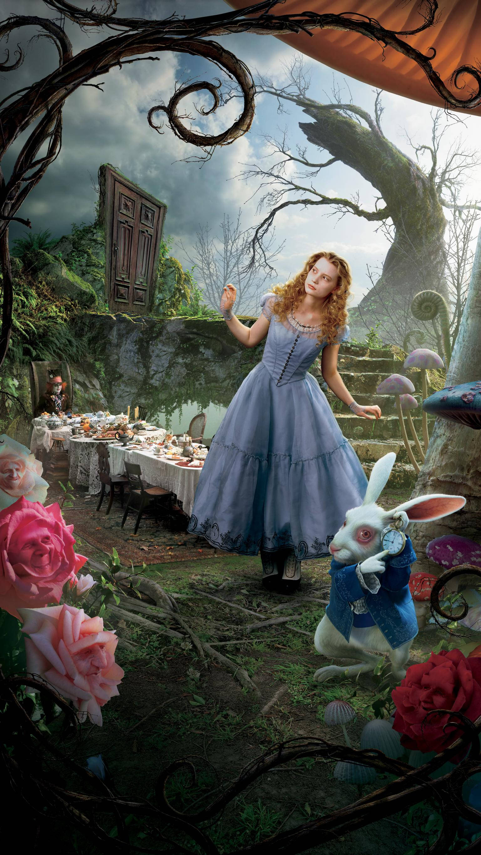 Alice In Wonderland Phone 桌布 壁紙 — 一位身穿藍色連衣裙的女子站在一個超現實的花園中，花園裡有一隻穿著背心的白兔和一張擺好的桌子，周圍纏繞著藤蔓和一扇巨大的門。