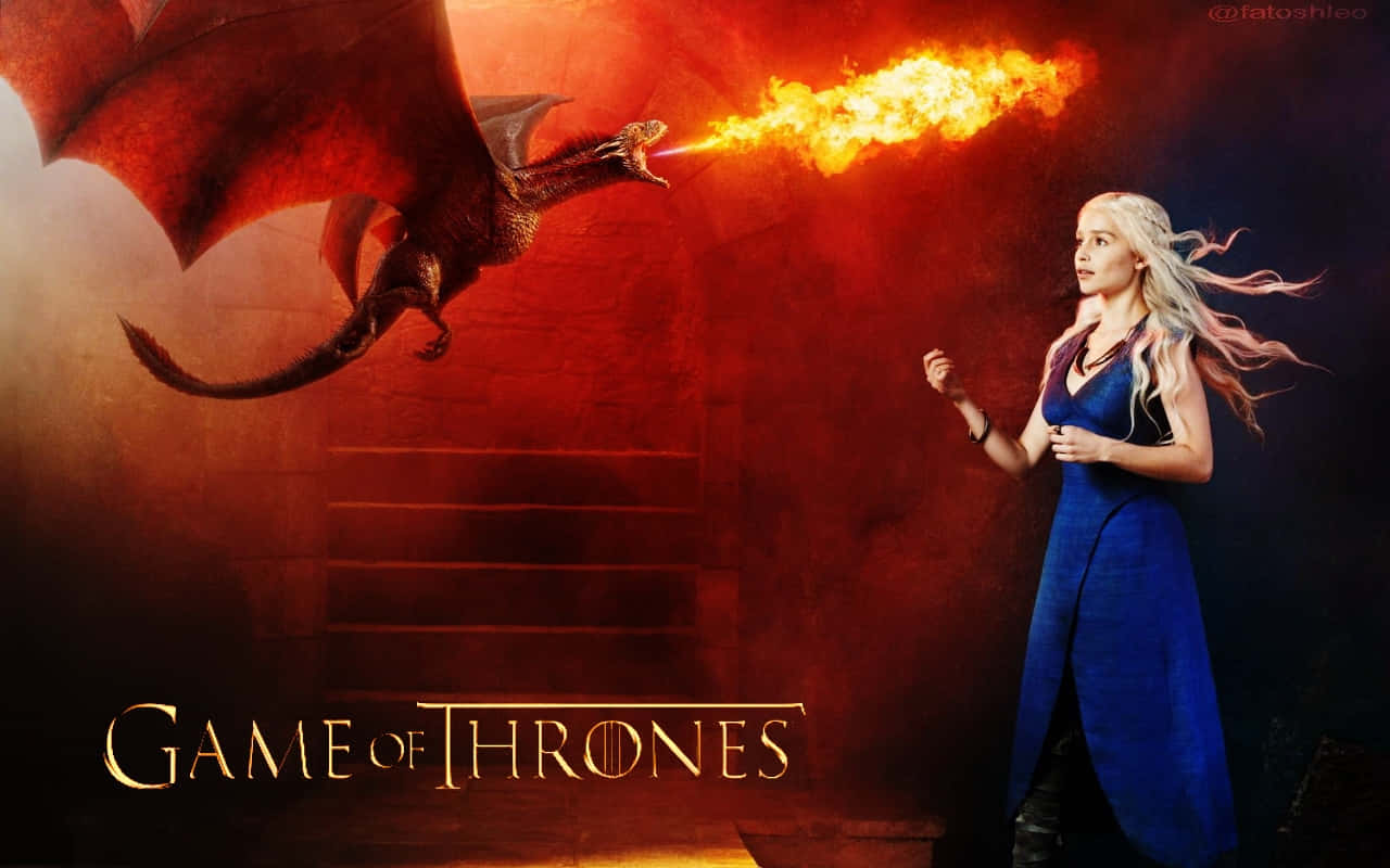 dracarys 桌布 壁紙 — 一位身穿藍色連衣裙的女性冷靜地站立，而一條紅龍在石室中在她上方噴火。