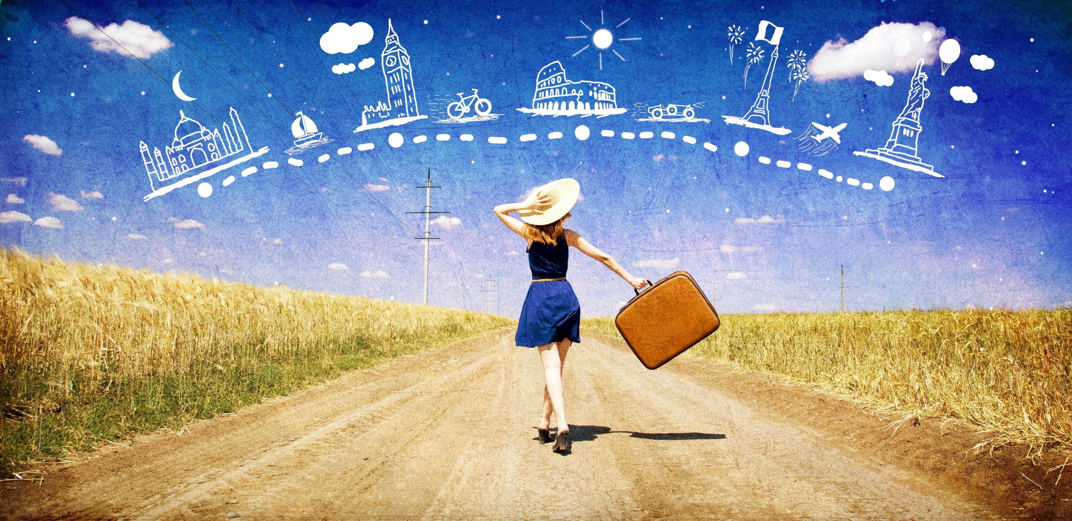 Traveler 桌布 壁紙 — 一位身穿藍色連衣裙的女性提著手提箱走在泥土路上，奇思妙想的白色線條畫出的全球地標在她上方飄浮。