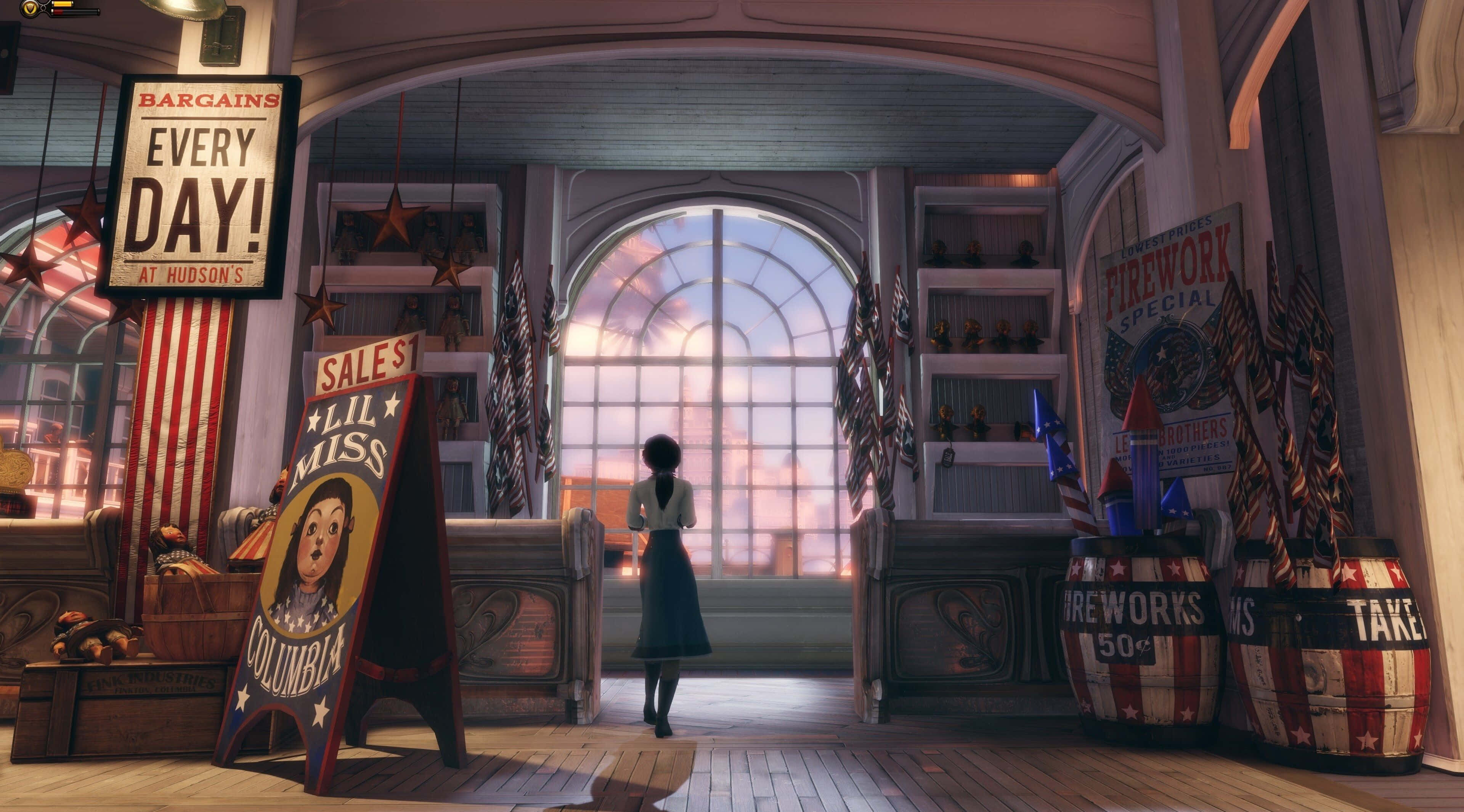 Best Bioshock Infinite 桌布 壁紙 — 一位身穿藍色連衣裙的女性站在復古美國商店內，透過大型拱形窗戶凝視著日落。