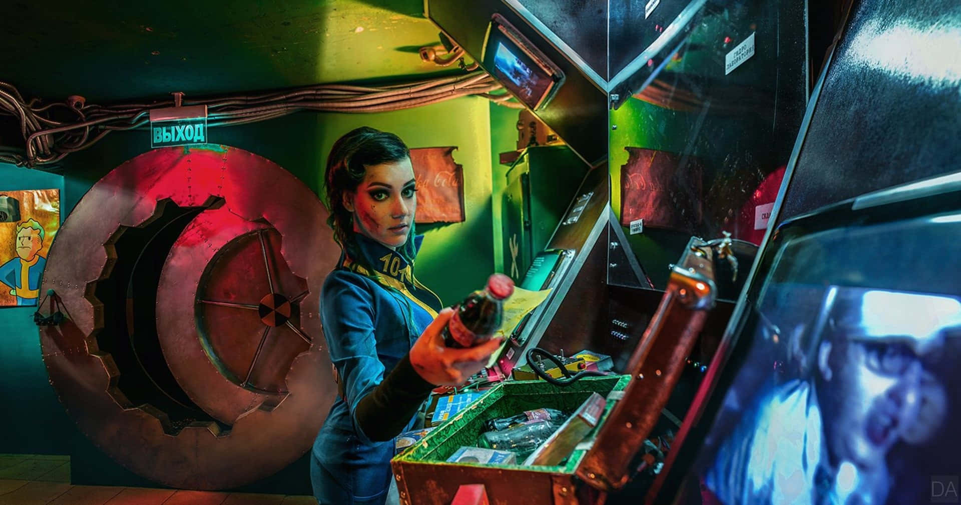 Vault-tec 桌布 壁紙 — 一位身穿藍色連身衣的女性，在霓虹燈光昏暗、雜亂的遊戲室中，站在復古街機旁，手持一瓶酒。