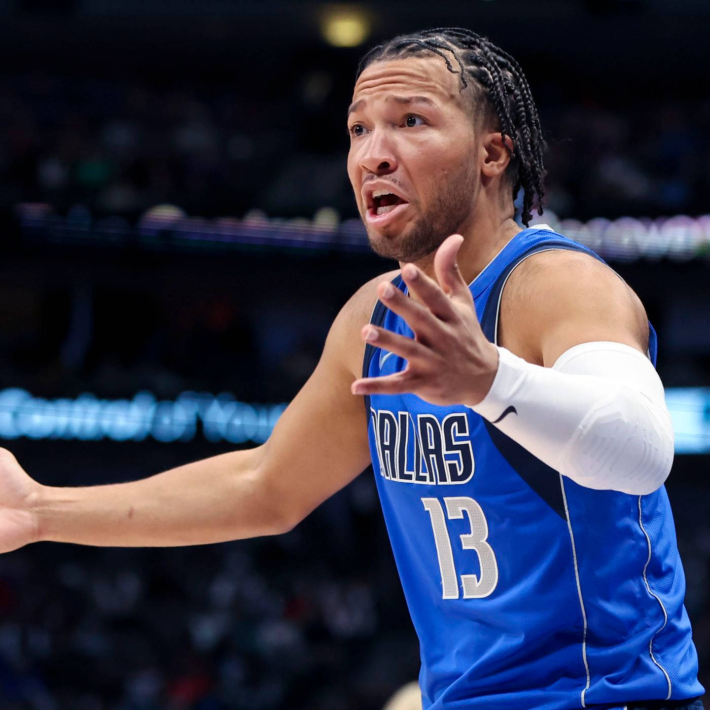 NBA 桌布 壁紙 — 一位身穿藍色達拉斯球衣、背號13的籃球運動員在場館燈光下比賽時激情地做手勢。