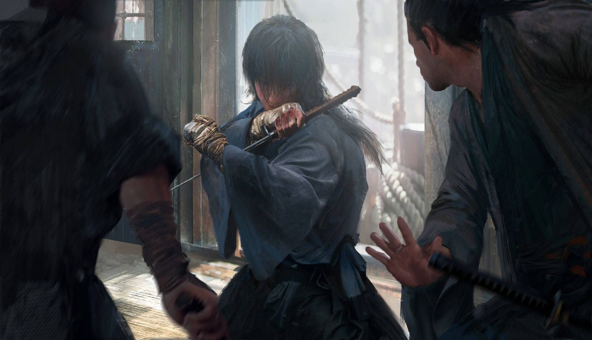 Kenshin 桌布 壁紙 — 一位身穿藍色長袍的武士在木製房間中拔劍，與兩名武裝對手緊張對峙。