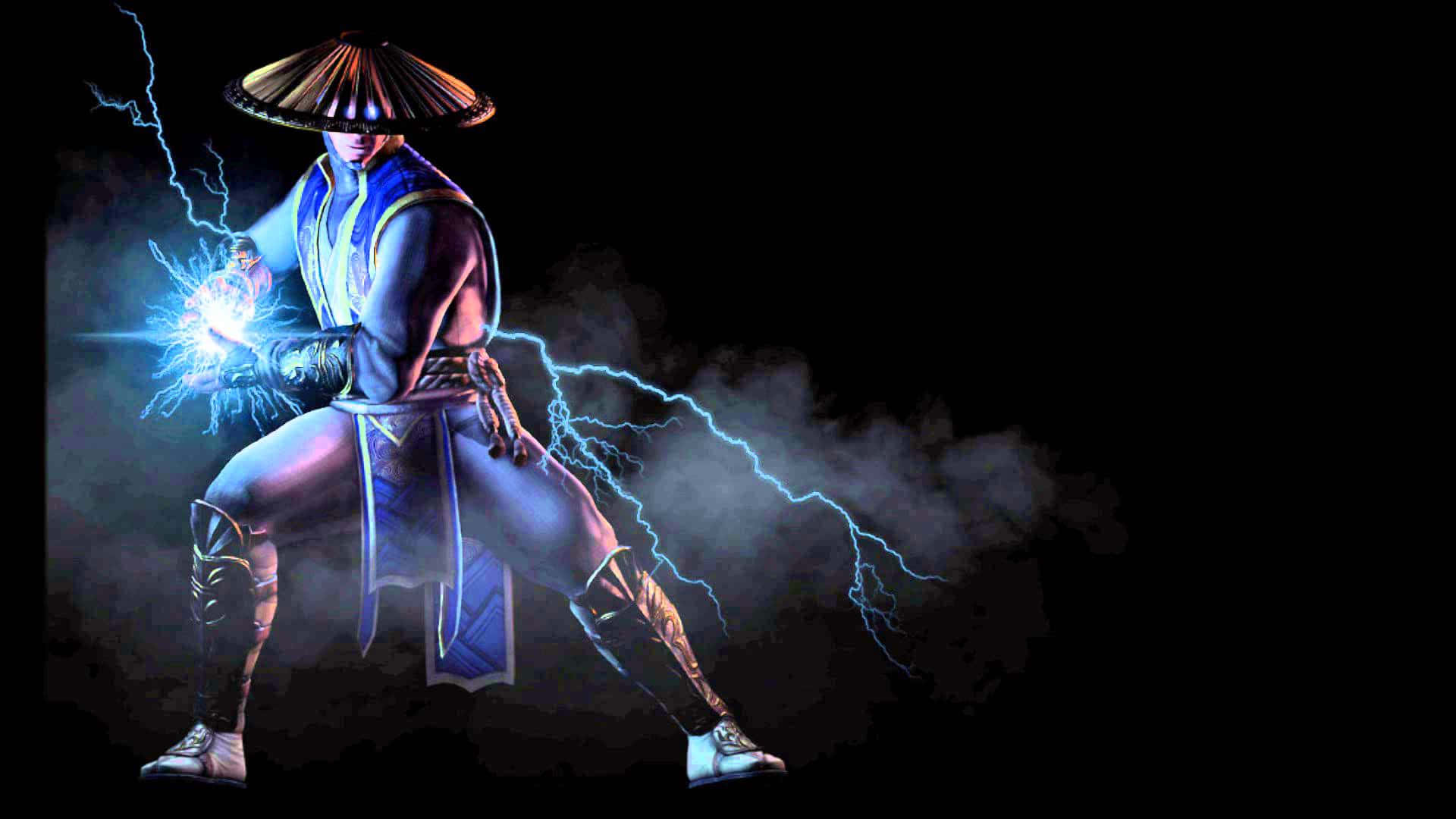 Mortal Kombat Raiden 桌布 壁紙 — 一位身穿藍金盔甲的武術家，在黑暗煙霧背景中從手掌釋放電能。