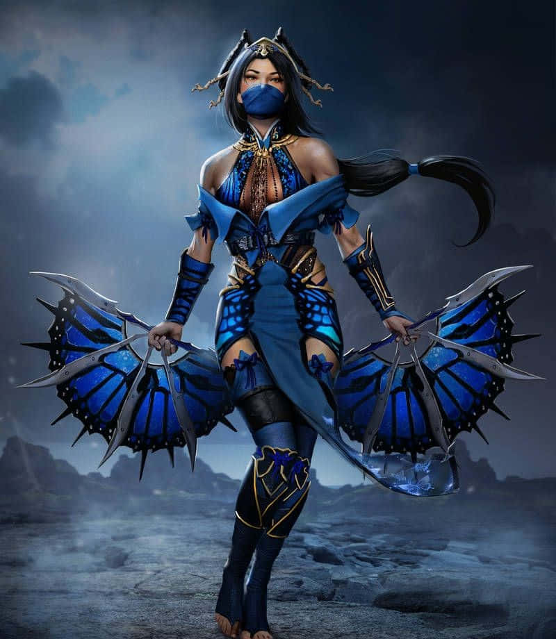 Mortal Kombat Kitana 桌布 壁紙 — 一位身穿藍金鎧甲、帶有尖刺蝴蝶翅膀的女戰士，在暴風雨的天空下站在岩石峭壁上。