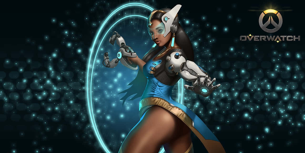 Overwatch Symmetra 桌布 壁紙 — 一位身穿藍金鎧甲、擁有發光科技手臂的未來女戰士，佇立在閃爍的藍綠色能量環前。