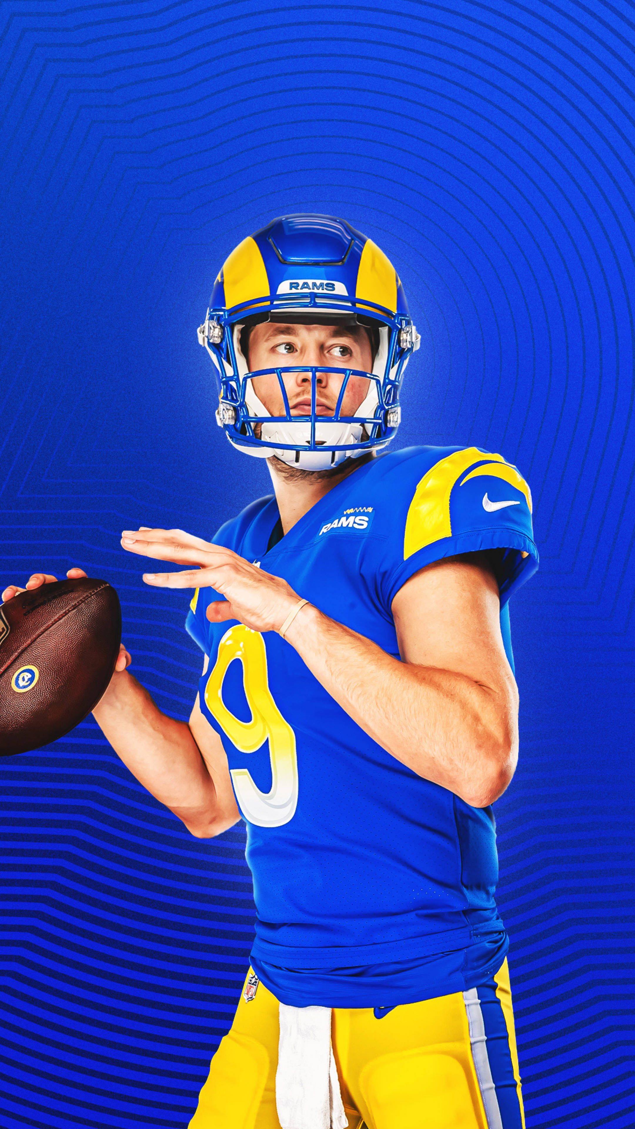 Rams 桌布 壁紙 — 一位身穿藍黃色球衣的洛杉磯公羊隊美式足球四分衛正準備在動態藍色背景前擲出足球。