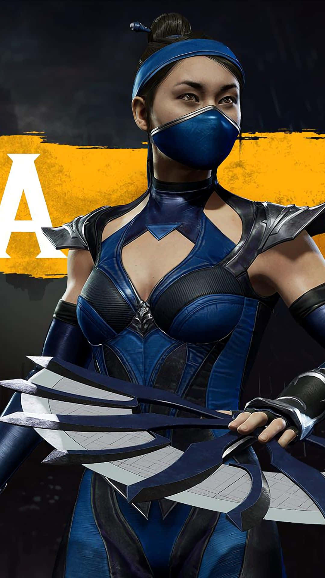 Mortal Kombat Kitana 桌布 壁紙 — 一位身穿藍黑盔甲的兇猛女戰士，在帶有醒目黃色條紋的黑暗背景下揮舞著一把刀刃扇。