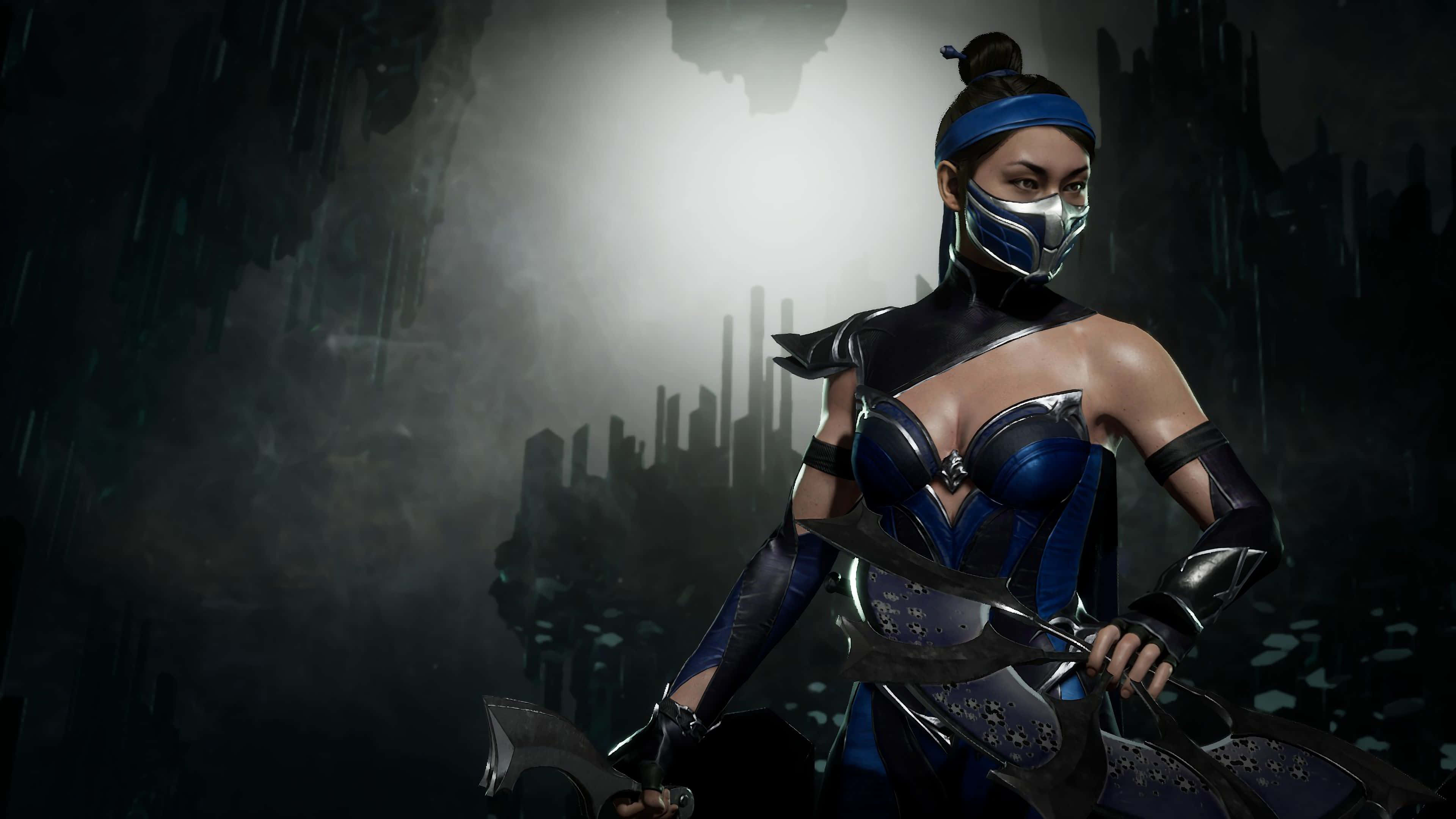 Mortal Kombat Characters 桌布 壁紙 — 一位身穿藍黑盔甲的女戰士，在發光的天空下，於黑暗的未來城市景觀中手持雙刀蓄勢待發。