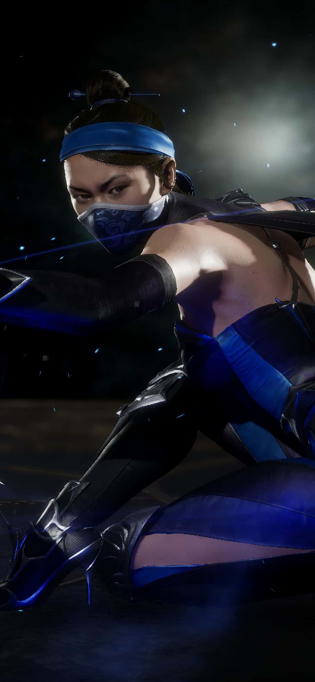 Mortal Kombat iPhone 桌布 壁紙 — 一位身穿藍黑盔甲的女戰士在星空下以戰鬥姿勢蹲伏。