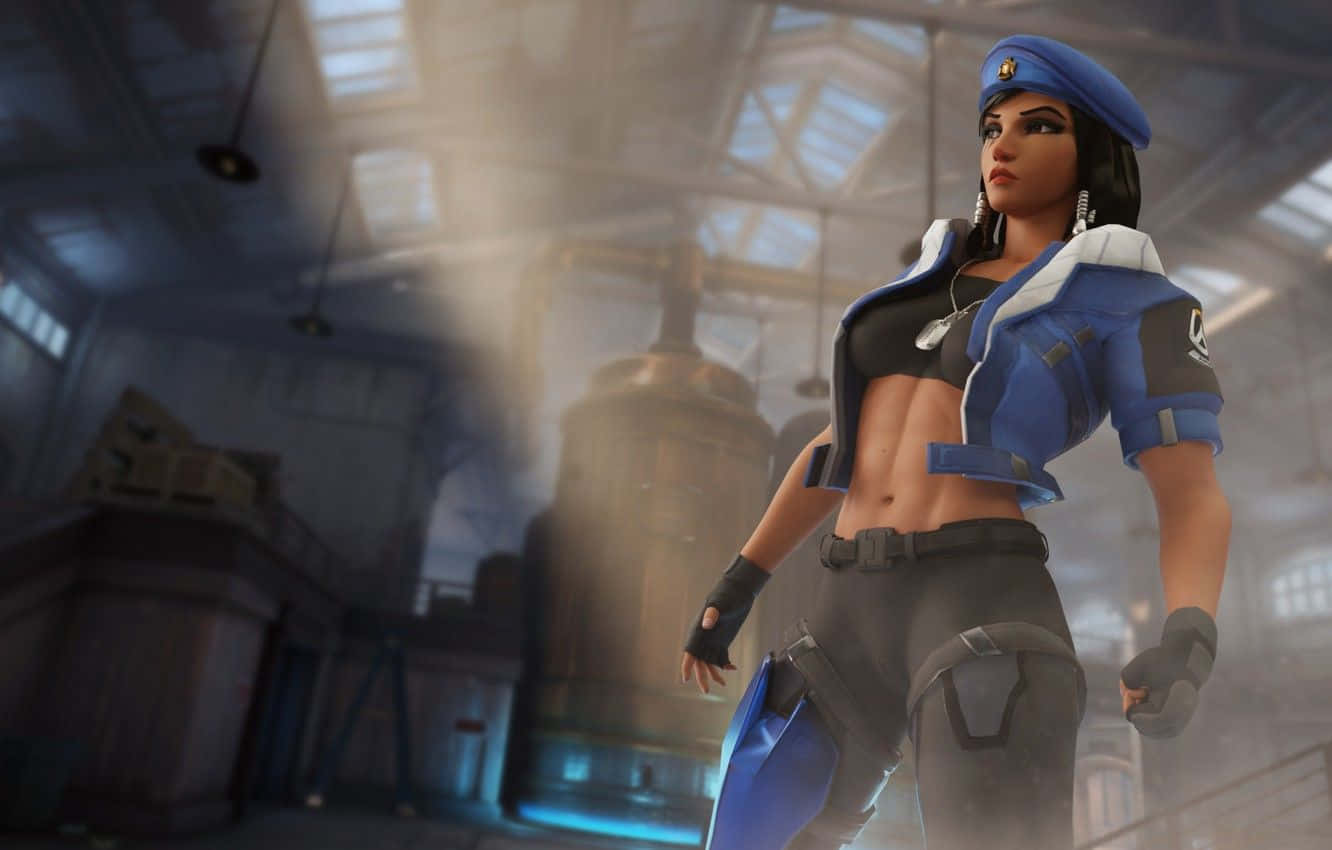 Overwatch Pharah 桌布 壁紙 — 一位身穿藍黑色戰術裝備的女性《鬥陣特攻》特工，自信地站在灰塵瀰漫、煙霧繚繞且燈光昏暗的工業倉庫中。