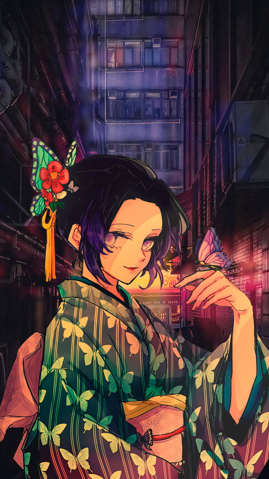 鬼滅之刃 桌布 壁紙 — 一位身穿蝴蝶圖案和服的年輕女子在夜晚霓虹燈閃爍的城市小巷中溫柔微笑。