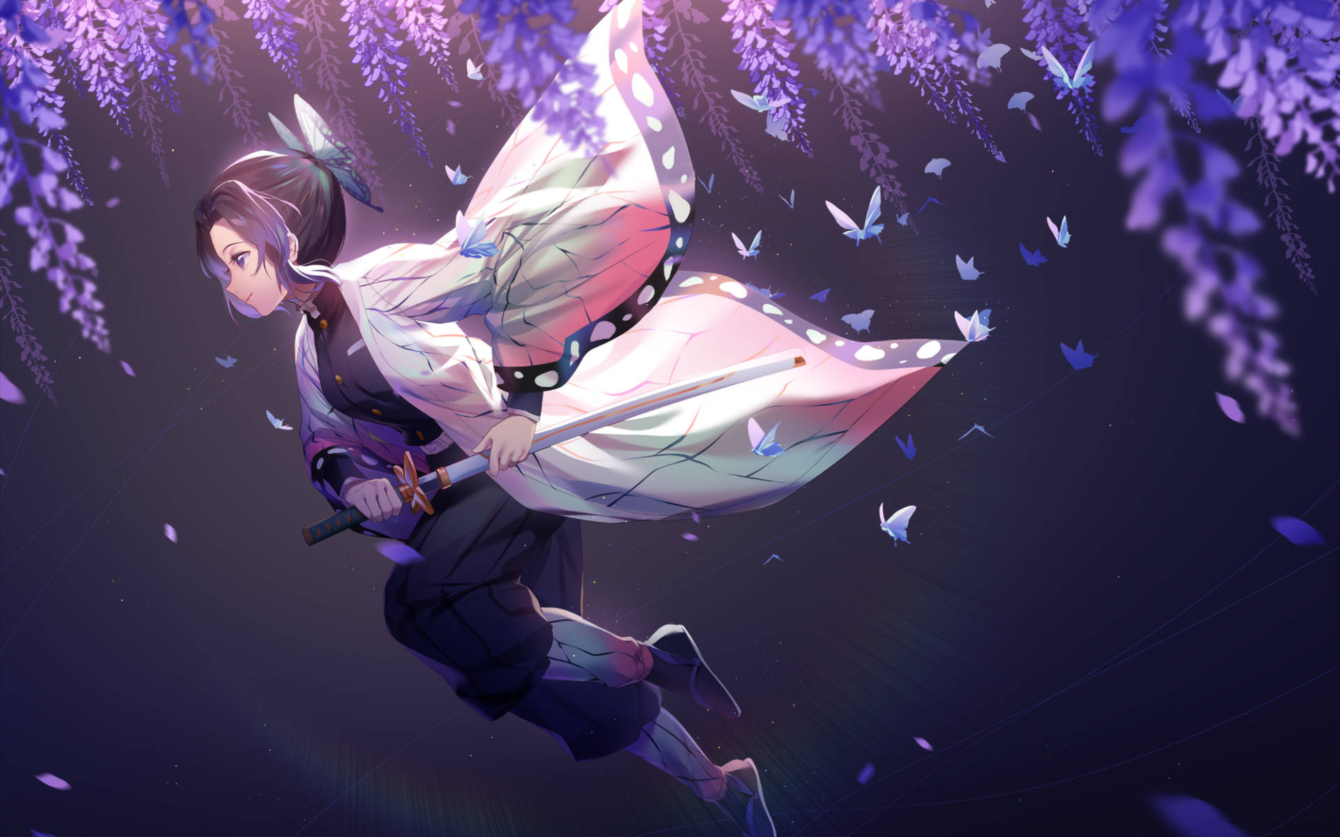 Shinobu 桌布 壁紙 — 一位身穿蝴蝶翅膀和服的年輕動漫戰士，在暮色紫藤樹冠中跳躍，周圍有漂浮的蝴蝶。