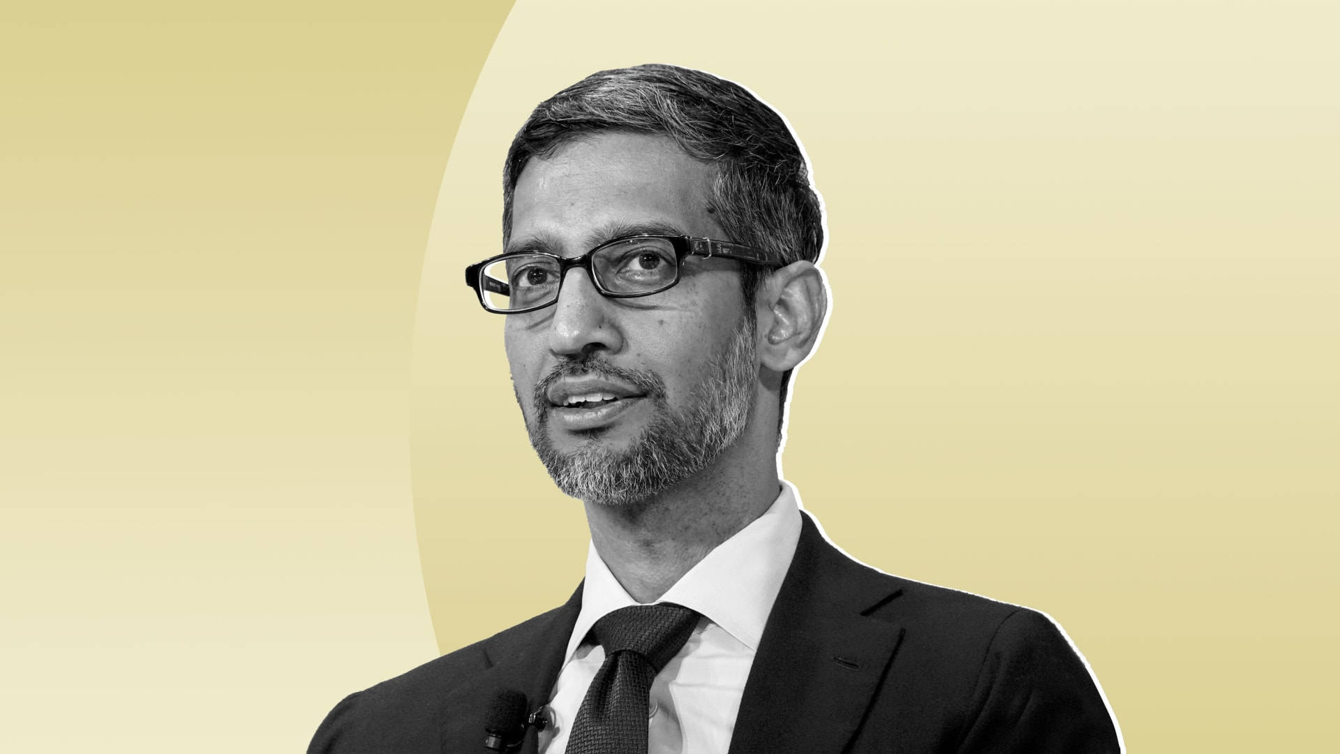 google 桌布 壁紙 — 一位身穿西裝戴眼鏡的男士的黑白肖像，背景為柔和的黃色漸變。