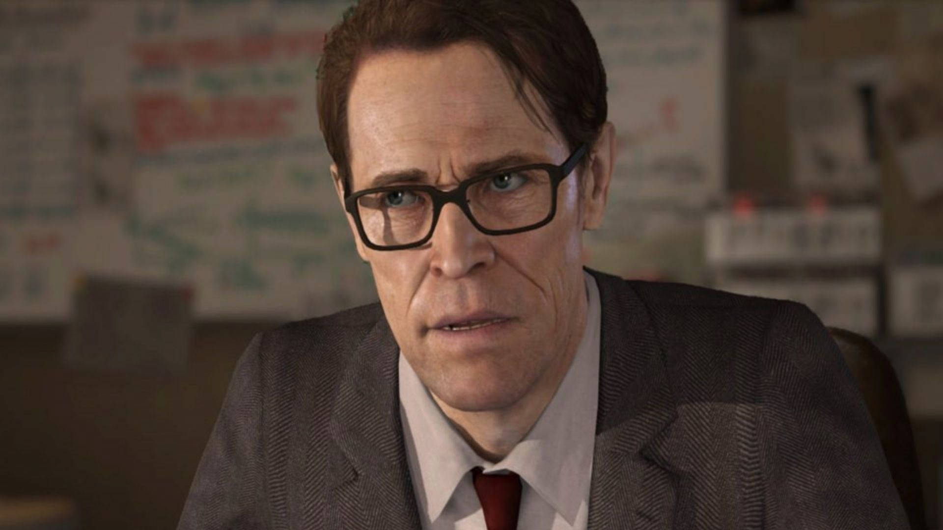 Willem Dafoe 桌布 壁紙 — 一位身穿西裝戴眼鏡的男子在辦公室內，身後有白板，專注地凝視著。