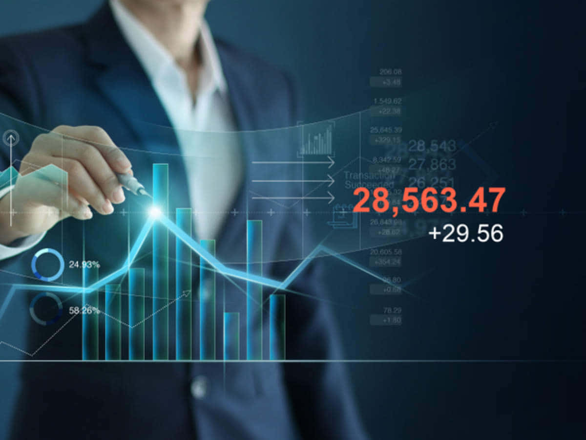 Stock 桌布 壁紙 — 一位身穿西裝的商人在黑暗的未來辦公室中與發光的全息金融圖表和數據流互動。
