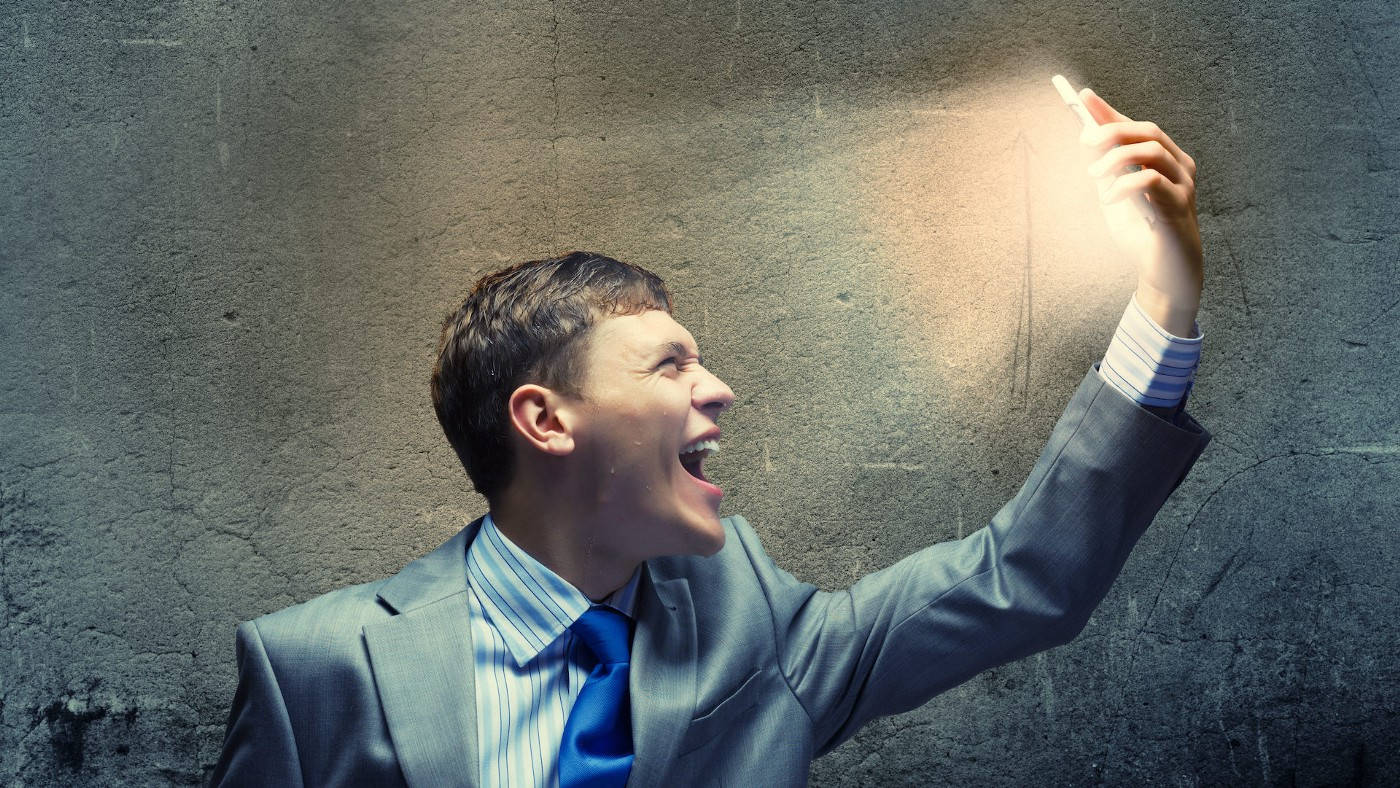 Light 桌布 壁紙 — 一位身穿西裝的商人愉快地將明亮的光線照在帶有紋理的混凝土牆上。