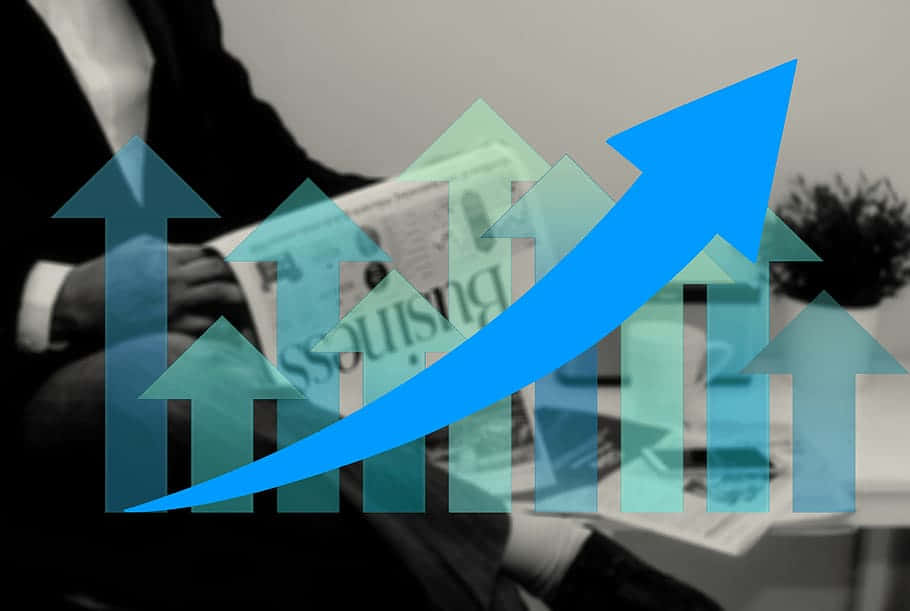 Employee 桌布 壁紙 — 一位身穿西裝的商人手持報紙，大膽的藍色向上箭頭疊加在場景上，象徵著財務增長和成功。