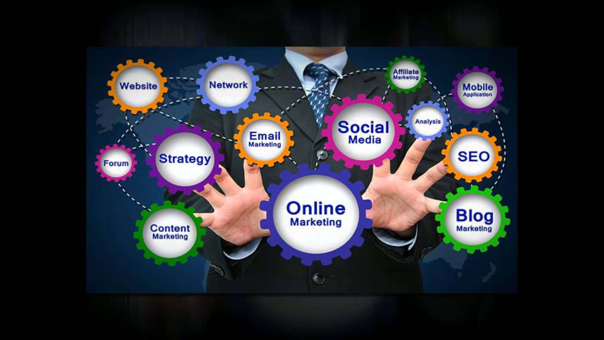 Internet 桌布 壁紙 — 一位身穿西裝的商人手持發光的齒輪圖標，代表社交媒體、SEO和電子郵件行銷等線上行銷策略。