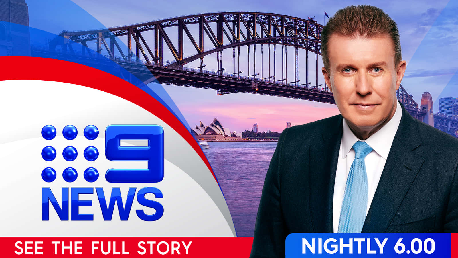 Sydney 桌布 壁紙 — 一位身穿西裝的新聞主播站在黃昏的雪梨天際線前，背景包括港灣大橋和歌劇院。
