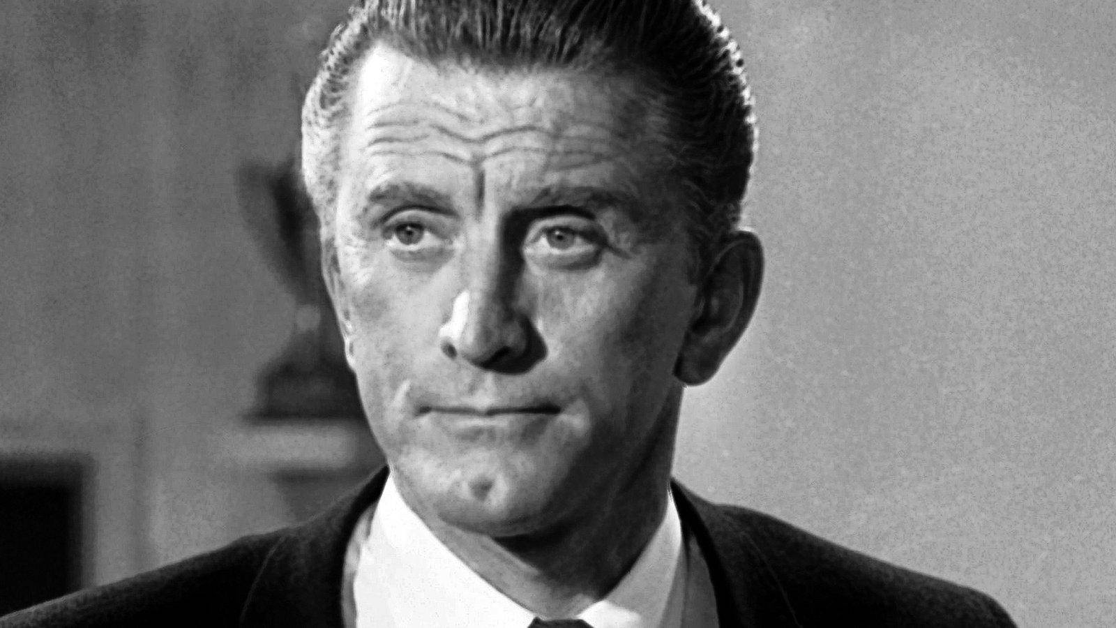 actor 桌布 壁紙 — 一位身穿西裝的男士黑白特寫，表情嚴肅，頭髮整齊梳理。