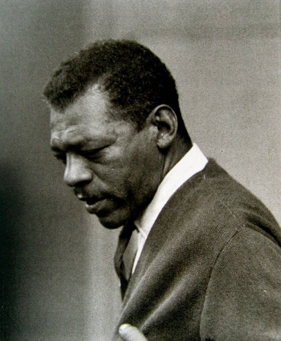 Little Walter 桌布 壁紙 — 一位身穿西裝的男子低頭表情嚴肅的黑白肖像。