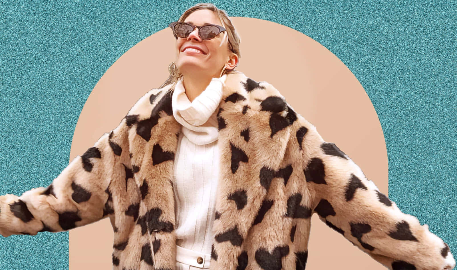 Animal Fur 桌布 壁紙 — 一位身穿豹紋仿皮草外套和太陽眼鏡的女性，在藍綠色和米色的圓形背景前開心地微笑。