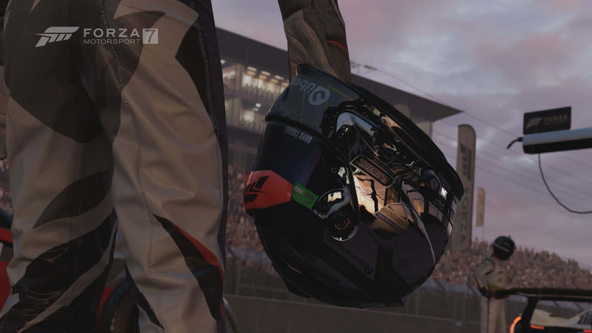 Helmet 桌布 壁紙 — 一位身穿賽車服的賽車手在暮色中的賽道上舉起反光頭盔，背景是人群。