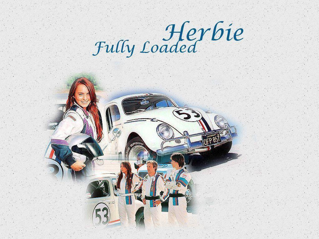 Herbie 桌布 壁紙 — 一位身穿賽車裝備的開朗女性站在一輛白色福斯金龜車賽車旁，車號53，還有另外三位穿著相同制服的賽車手。