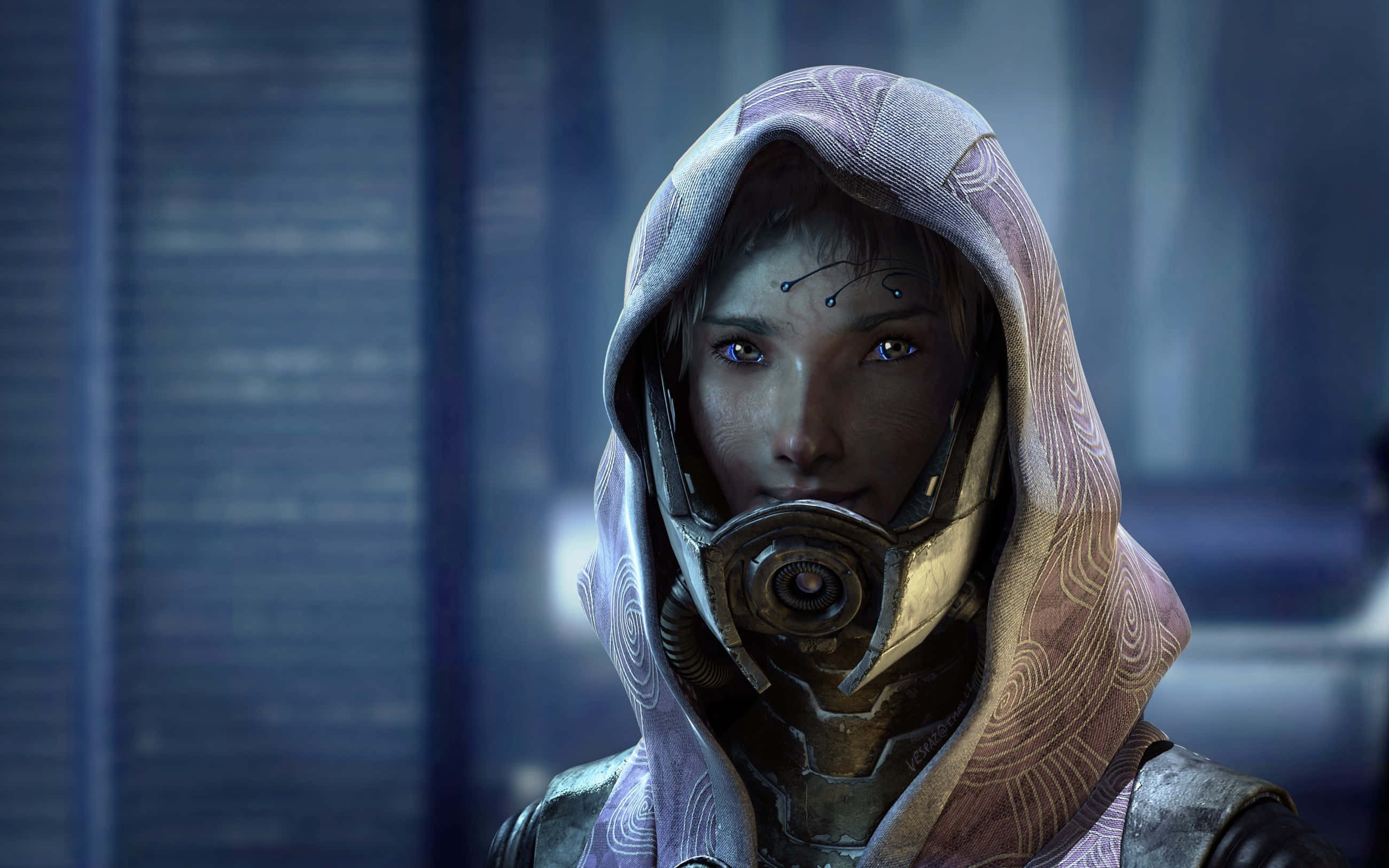 Tali'zorah 桌布 壁紙 — 一位身穿連帽服裝、戴著機械面具的未來戰士，在模糊的城市背景下專注地凝視。