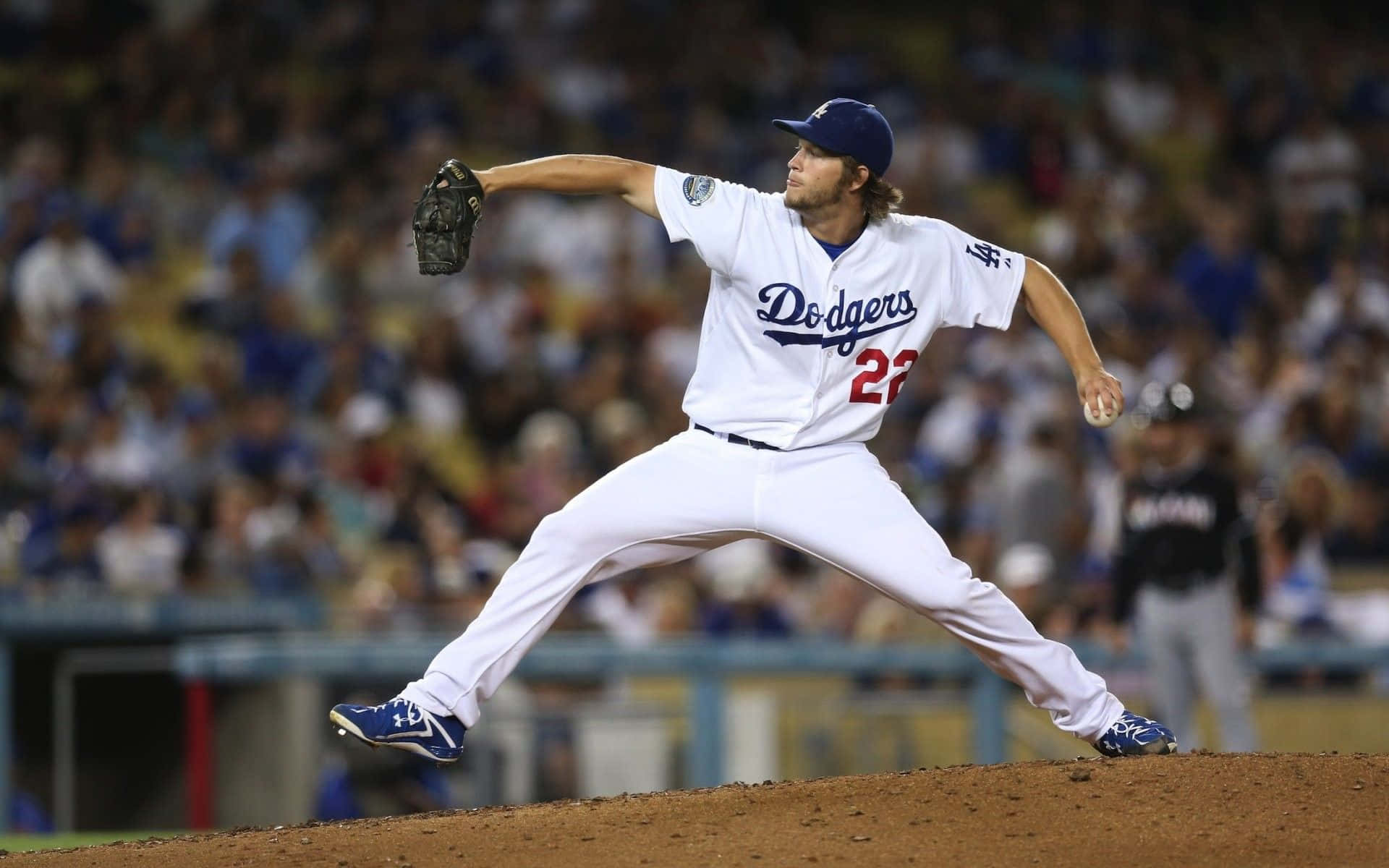 MLB Baseball League 桌布 壁紙 — 一位身穿道奇隊制服的棒球投手在泥土投手丘上投球，背景是模糊的球場觀眾。