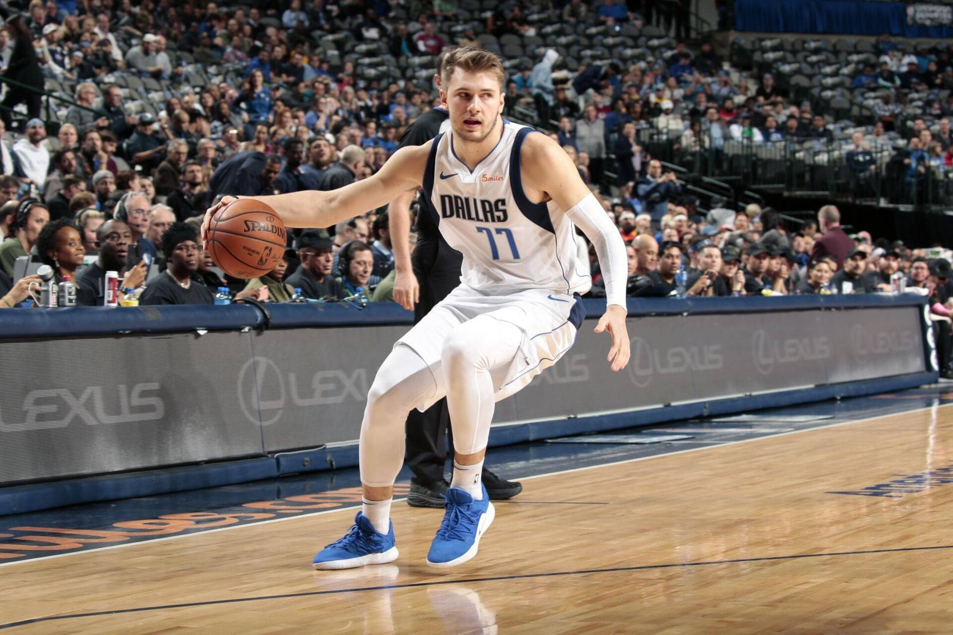 Luka 桌布 壁紙 — 一位身穿達拉斯球衣的籃球運動員在擠滿觀眾的場館前進行激烈比賽時運球。