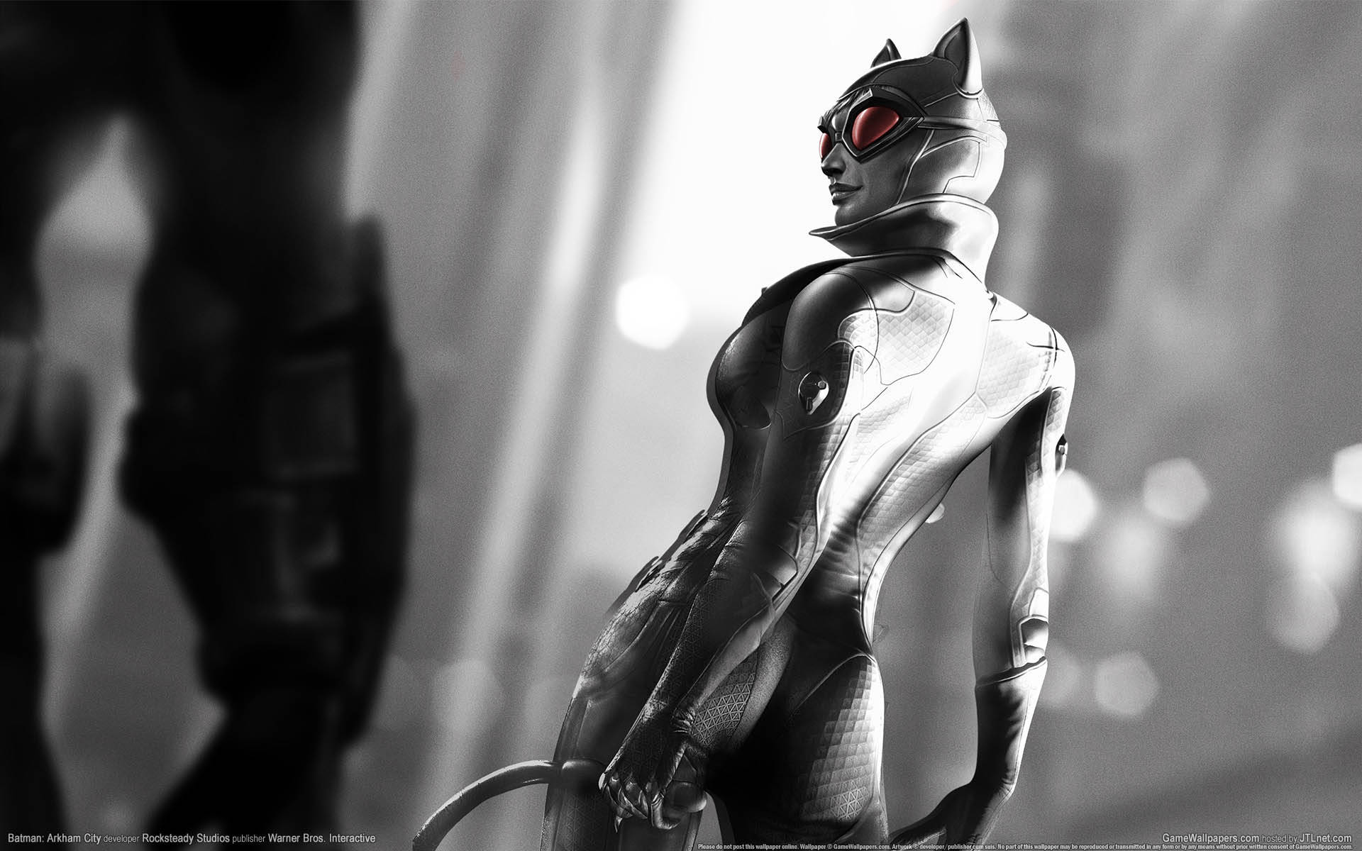 Batman Arkham City 桌布 壁紙 — 一位身穿金屬套裝、眼睛發出紅光的時尚貓女，在模糊的城市背景下擺出姿勢。