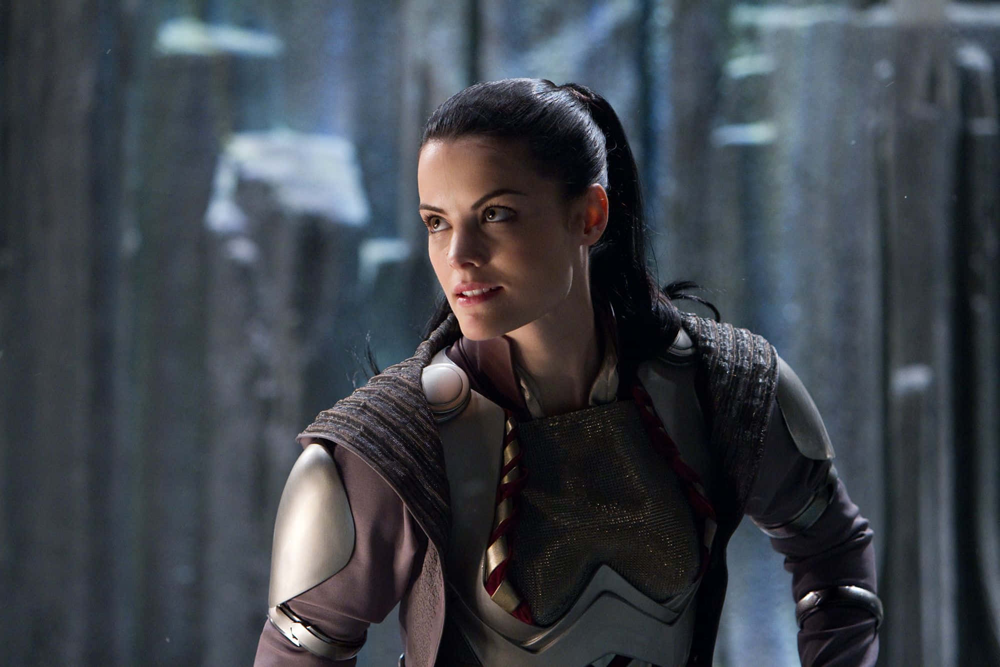 Lady Sif 桌布 壁紙 — 一位身穿金屬盔甲的女戰士在霧氣瀰漫、充滿未來感的森林中警覺地站立，周圍有高聳的柱子。