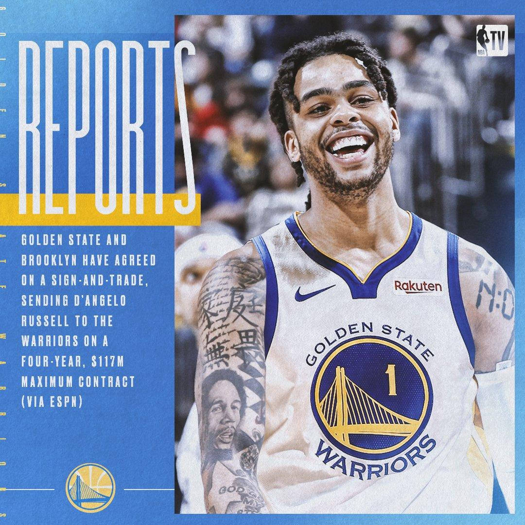NBA 桌布 壁紙 — 一位身穿金州勇士隊球衣的快樂籃球運動員，在模糊的人群背景下，手臂上可見刺青，露出燦爛的笑容。