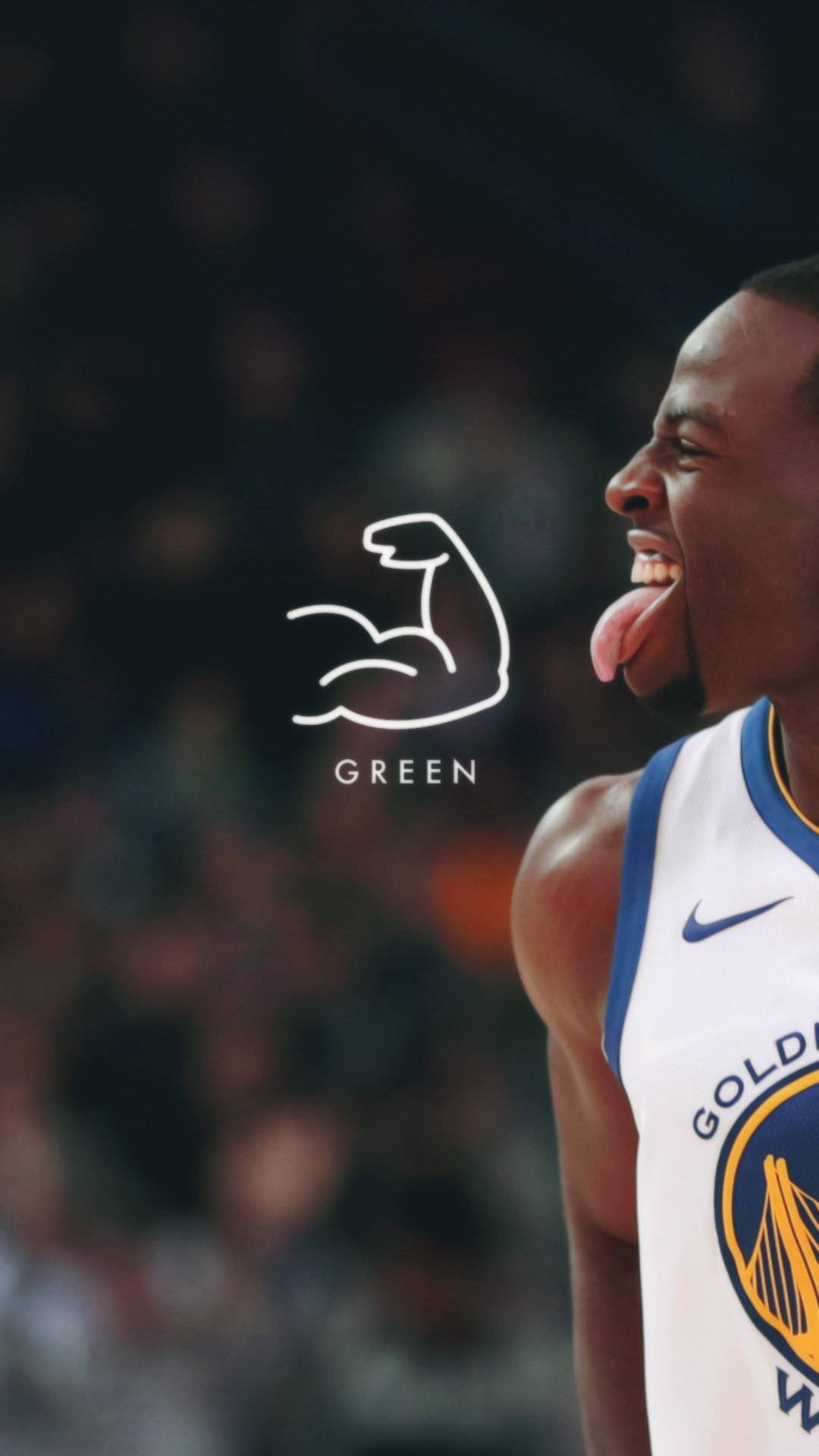 Draymond Green 桌布 壁紙 — 一位身穿金州勇士隊球衣的籃球運動員，在模糊的場館人群背景下，伸出舌頭露出頑皮的笑容。