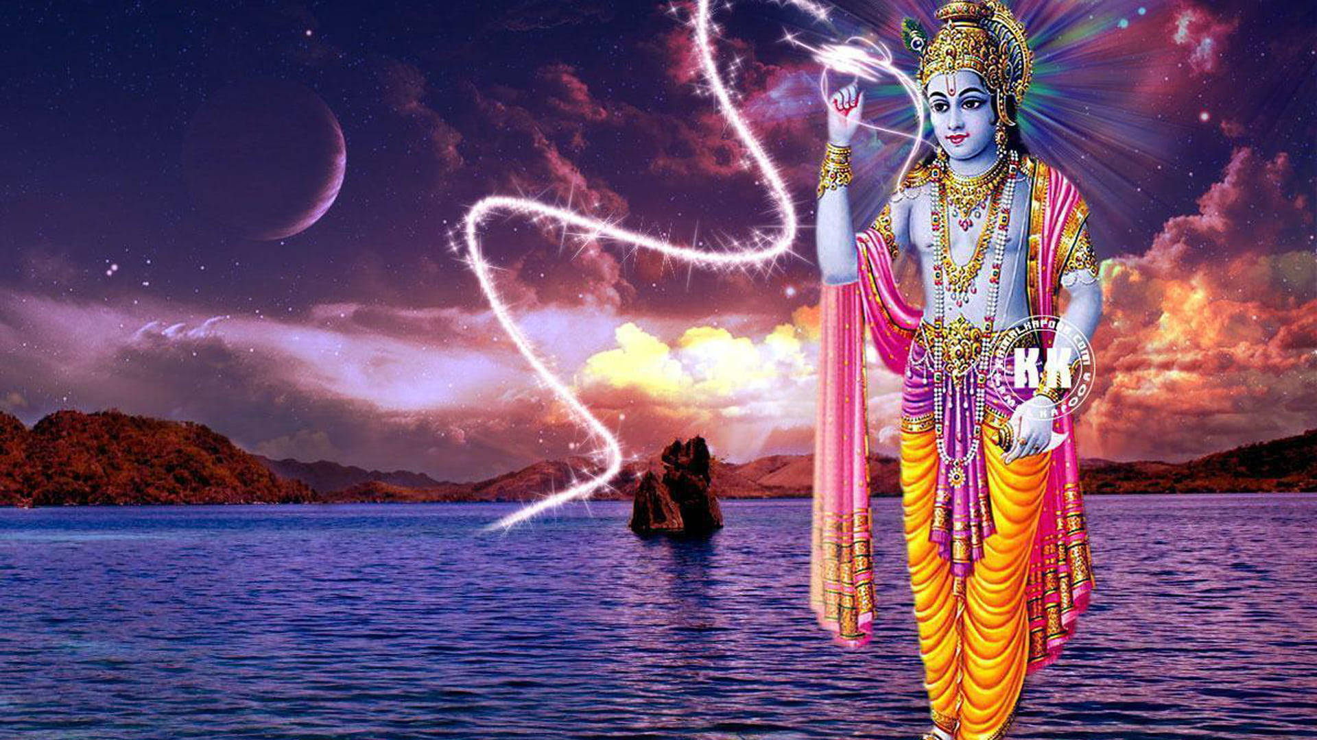 Shri Krishna 桌布 壁紙 — 一位身穿金色和粉色長袍的神聖人物站在水上，在暮色天空、山脈和彎月的背景下揮舞著發光的閃電。