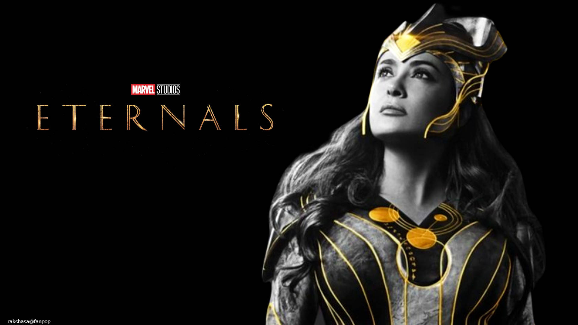 Eternals 桌布 壁紙 — 一位身穿金色和黑色盔甲的威嚴女性超級英雄，在漆黑的背景下仰望，帶有'ETERNALS'標題。
