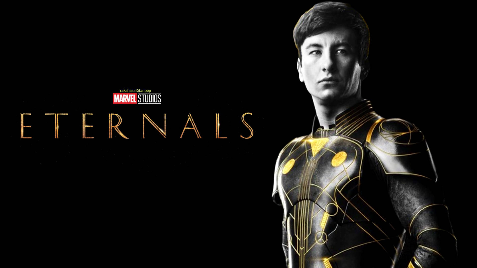 Eternals 桌布 壁紙 — 一位身穿金色和黑色盔甲的超級英雄站在黑色背景前，Eternals 這個字以金色發光。