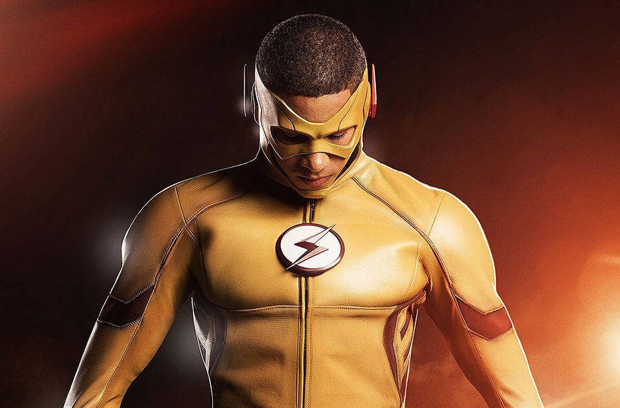 Flash 桌布 壁紙 — 一位身穿金色套裝、帶有閃電標誌的超級英雄，在戲劇性的燈光下，以火橙色和深色背景為襯托。