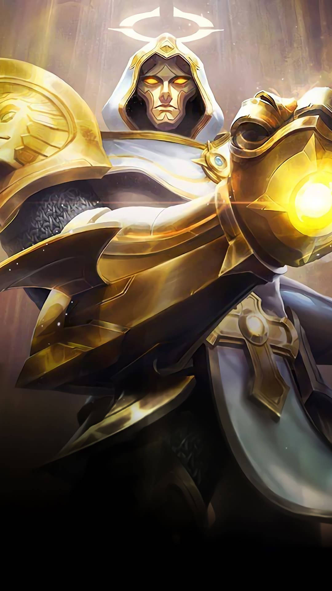 Mobile Legends 動態圖 桌布 壁紙 — 一位身穿金色盔甲、戴著兜帽的神聖戰士，在光芒四射的背景中揮舞著發光的球體。