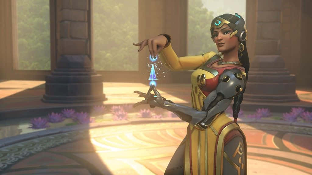 Overwatch Symmetra 桌布 壁紙 — 一位身穿金色盔甲的女性英雄在陽光明媚的寺廟庭院中，雙手之間引導著發光的藍色能量。