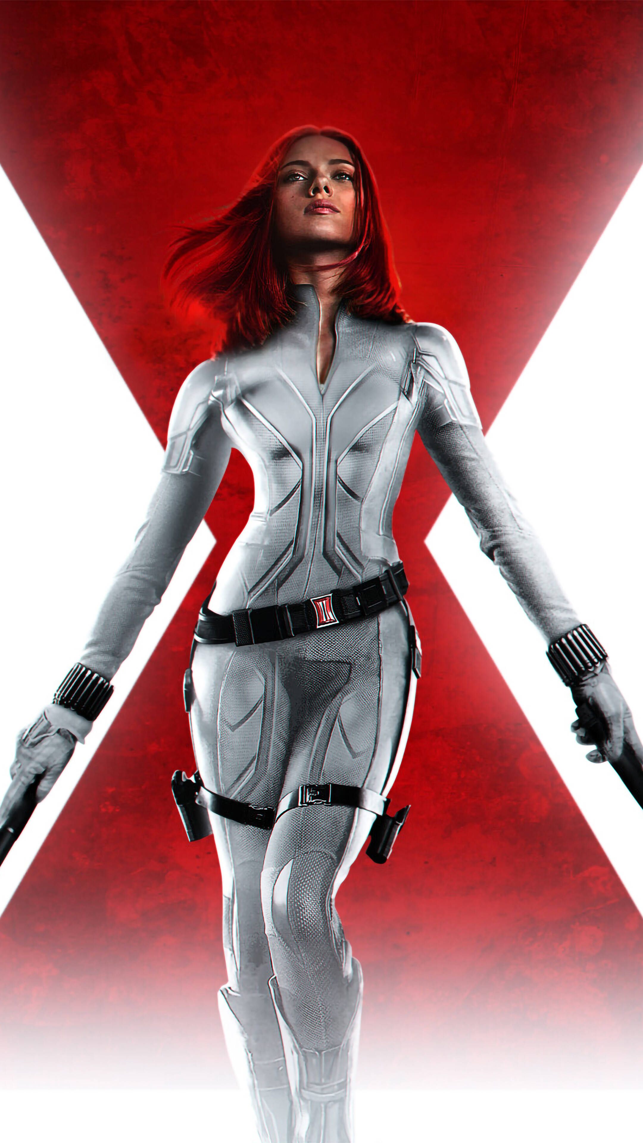 Scarlett Johansson Black Widow 桌布 壁紙 — 一位身穿銀色戰術套裝的兇猛女性，自信地站在大膽的紅白X形背景前。