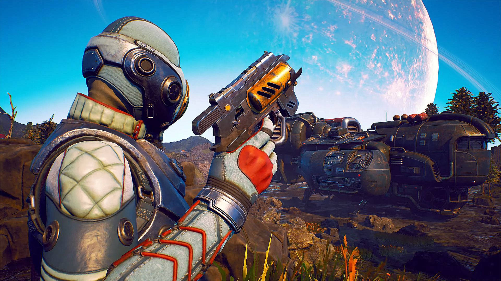 The Outer Worlds 桌布 壁紙 — 一位身穿銀色盔甲的未來太空人，用發光的手槍瞄準懸掛在鮮豔藍色天空中的巨大外星行星。
