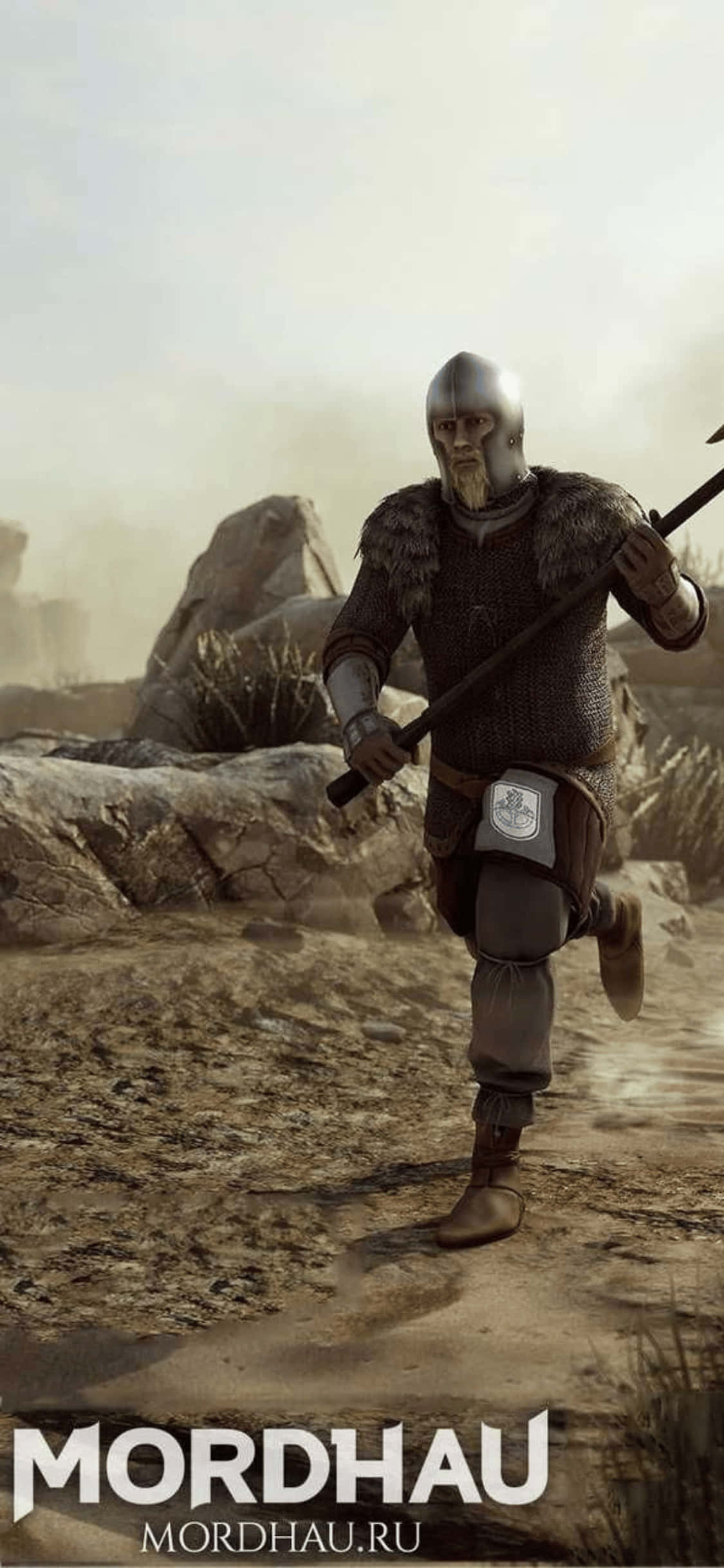 iPhone Xs Mordhau 桌布 壁紙 — 一位身穿鎖子甲和毛皮邊飾鎧甲的中世紀戰士，手持長柄武器，在塵土飛揚的岩石地形上前行。
