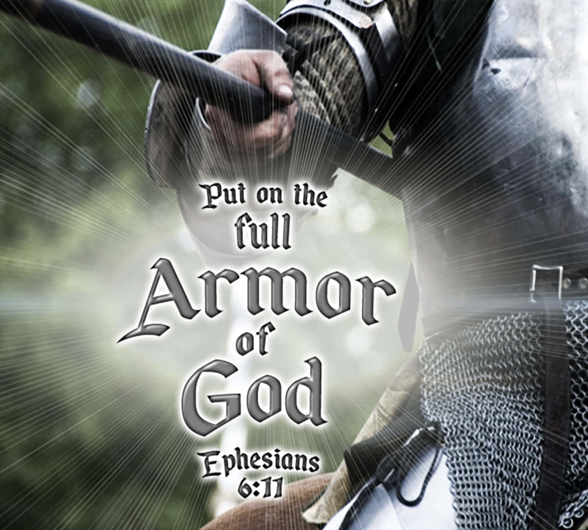 Armor Of God 桌布 壁紙 — 一位身穿鎖子甲和盔甲的騎士，在模糊的森林背景和耀眼的光束中握著劍，並帶有文字「穿戴神所賜的全副軍裝 以弗所書 6:11」。