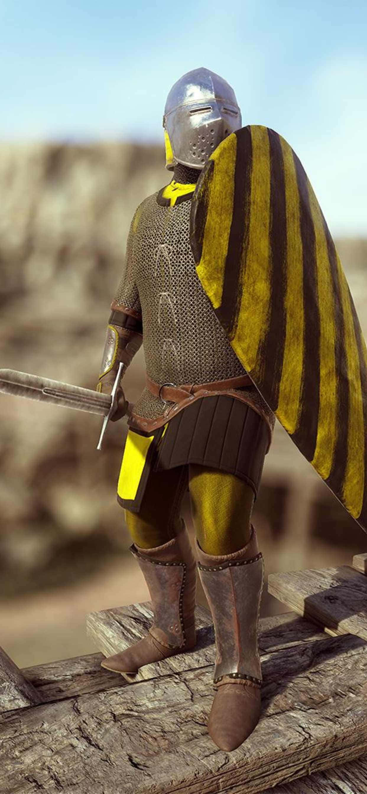 iPhone Xs Max Mordhau 桌布 壁紙 — 一位身穿鎖子甲和頭盔的中世紀騎士站在木製平台上，手持劍和條紋盾牌，背景是岩石。